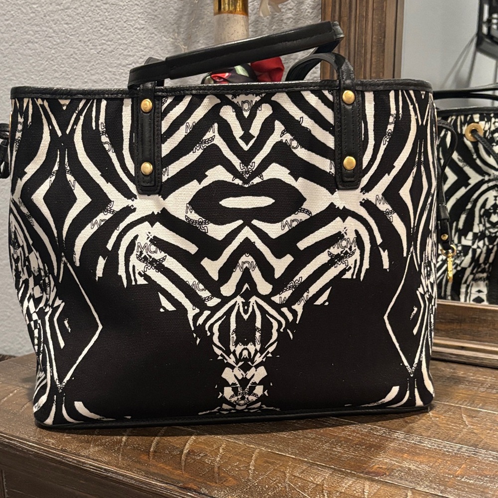 MCM Black and White Reversible Leather/canvas Tote - Picture 2 of 12